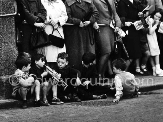 Waiting for President Kennedy to drive past during his visit. Dublin 1963. - Photo by Edward Quinn