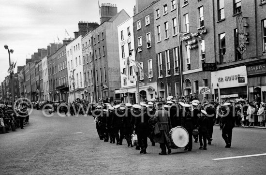 Parnell Square, opposite Rotunda Hospital. Waiting for President Kennedy to drive past during his visit. Dublin 1963. - Photo by Edward Quinn