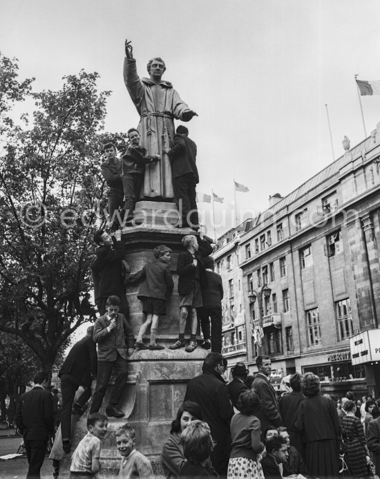 Waiting for President Kennedy to drive past during his visit. At the statue of Father Theobald Matthew, crusader of the Irish Temperance movement in the nineteenth century, O\'Connell Street. Dublin 1963. - Photo by Edward Quinn