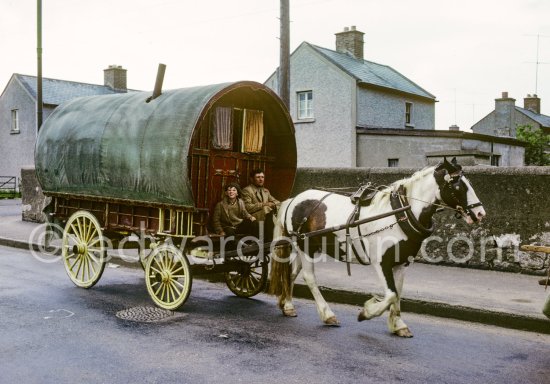 Travellers near Stillorgan. Dublin 1963. - Photo by Edward Quinn
