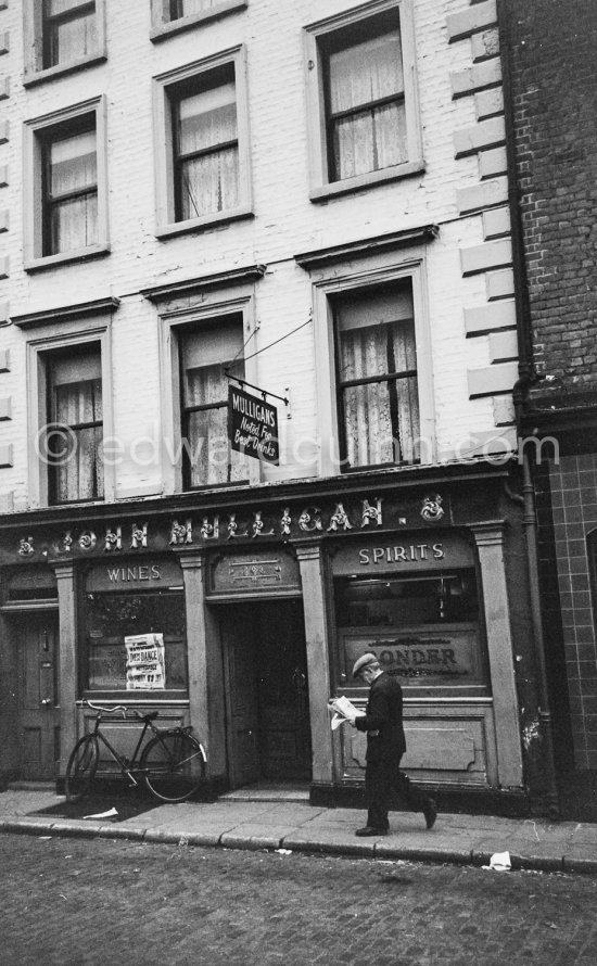 Mulligan\'s Pub near Butt Bridge. Dublin 1963. - Photo by Edward Quinn