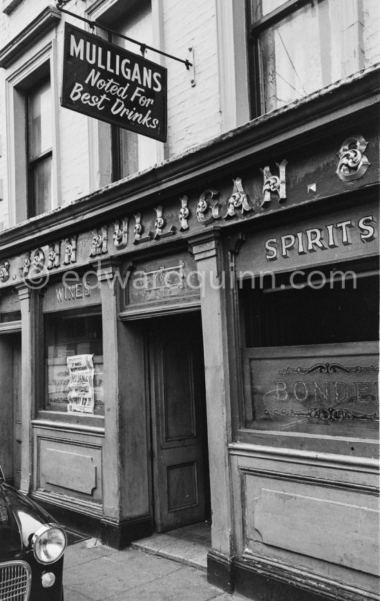 Mulligan\'s Pub near Butt Bridge. Dublin 1963. - Photo by Edward Quinn