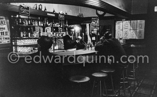 Mulligan\'s Pub near Butt Bridge. Dublin 1963. Published in Quinn, Edward. James Joyces Dublin. Secker & Warburg, London 1974. - Photo by Edward Quinn