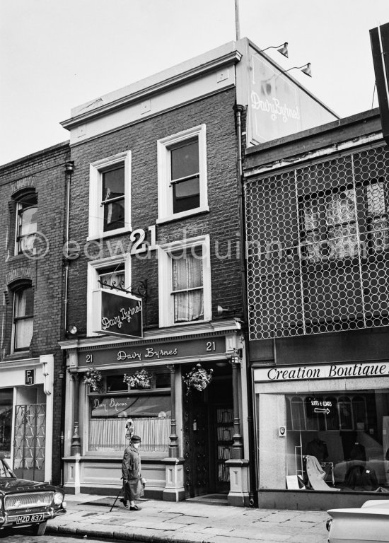 Davy Byrnes Pub, 21 Duke Street. Dublin 1963. Appearance in Ulysses, Chapter 8, and Dubliners. Published in Quinn, Edward. James Joyces Dublin. Secker & Warburg, London 1974. - Photo by Edward Quinn