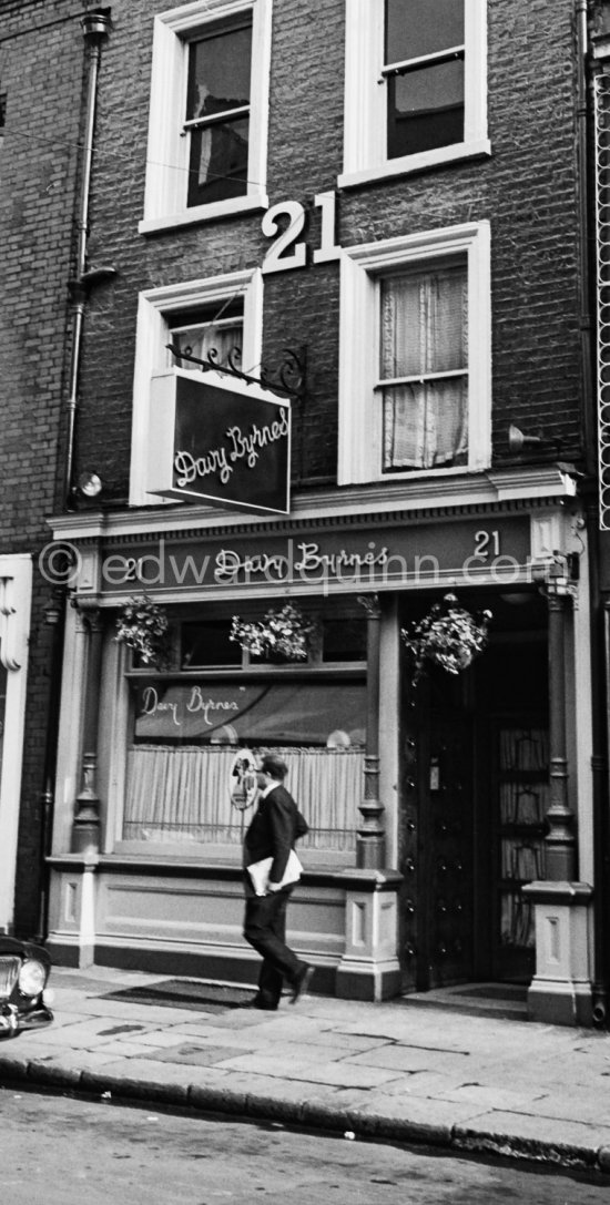 Davy Byrnes pub in Duke Street . Dublin 1963. Published in Quinn, Edward. James Joyces Dublin. Secker & Warburg, London 1974. - Photo by Edward Quinn