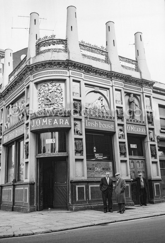 O\'Meara\'s Irish House, corner of Winetavern Street and Wood Quay. Dublin 1963. - Photo by Edward Quinn