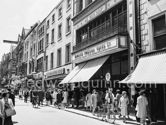 Bewley\'s, Grafton Street. Dublin 1963. - Photo by Edward Quinn