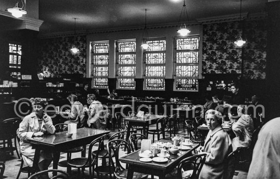 Bewley's, Grafton Street. Dublin 1963. - Photo by Edward Quinn