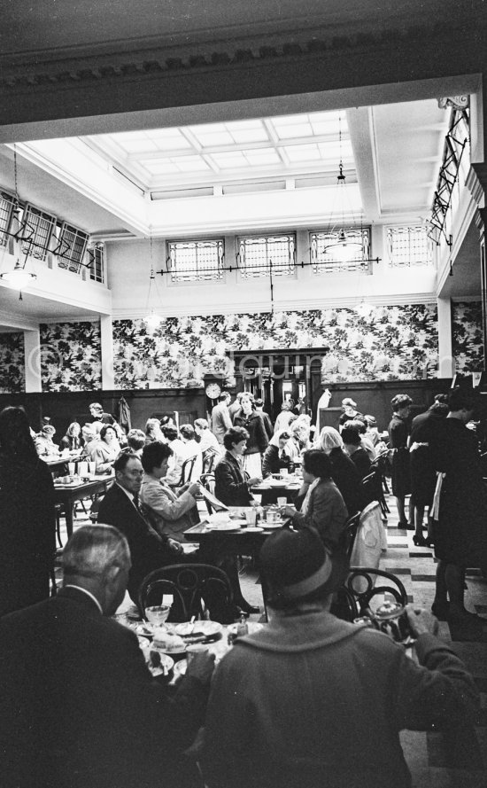 Bewley's, Grafton Street. Dublin 1963. - Photo by Edward Quinn
