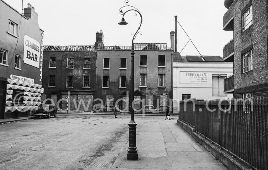 Clarke\'s Bar. Dublin 1963. - Photo by Edward Quinn