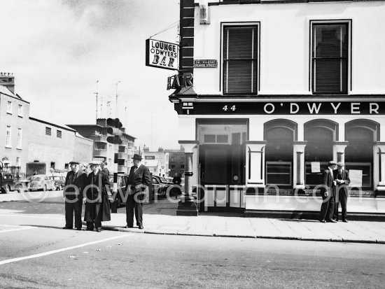 O\'Dwyer\'s Bar, Pearse Street. Dublin 1963. - Photo by Edward Quinn