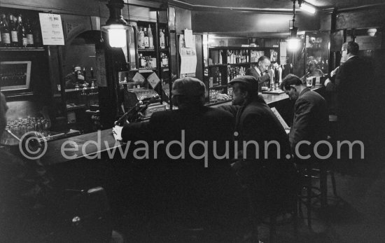 Pub not yet identified. Dublin 1963. - Photo by Edward Quinn