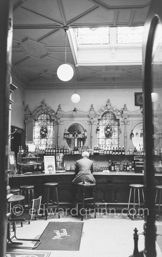 The Bar of the Grosvenor Hotel near Westland Row Railway Station. Dublin 1963. Published in Quinn, Edward. James Joyces Dublin. Secker & Warburg, London 1974. - Photo by Edward Quinn