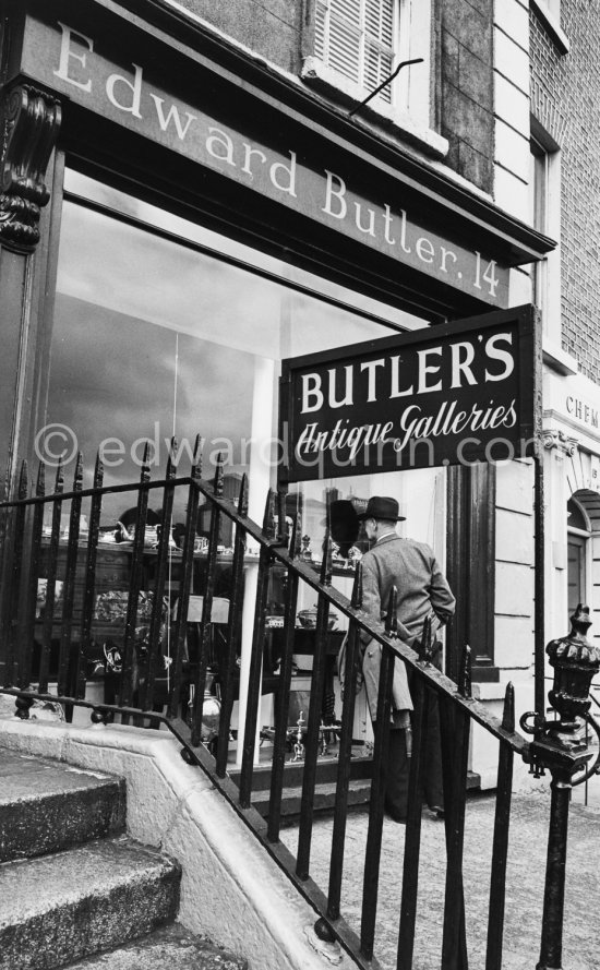 Butler\'s Antique Galleries. Dublin 1963. - Photo by Edward Quinn