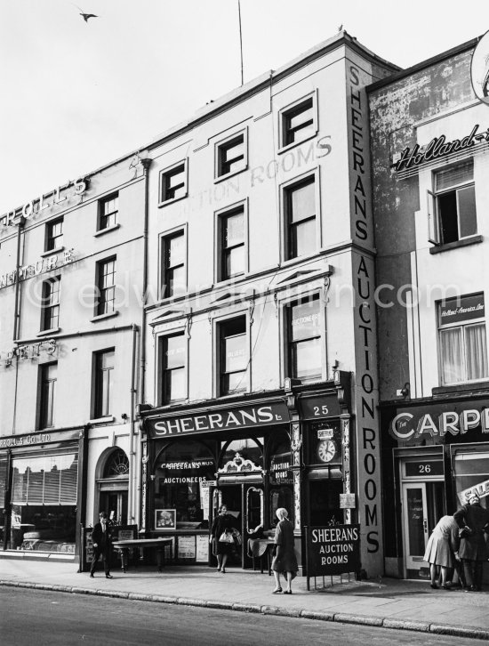 Sheeran\'s Auctioneers. Dublin 1963. - Photo by Edward Quinn