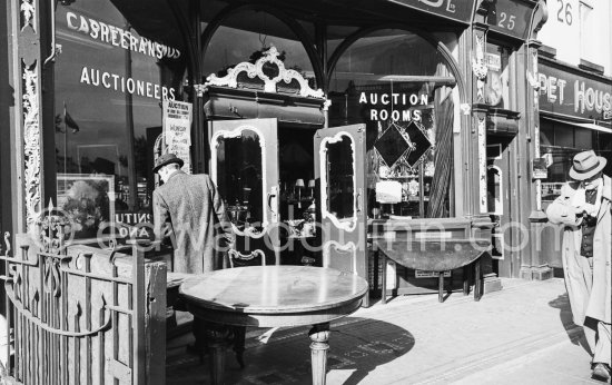 Sheeran\'s Auctioneers. Dublin 1963. - Photo by Edward Quinn