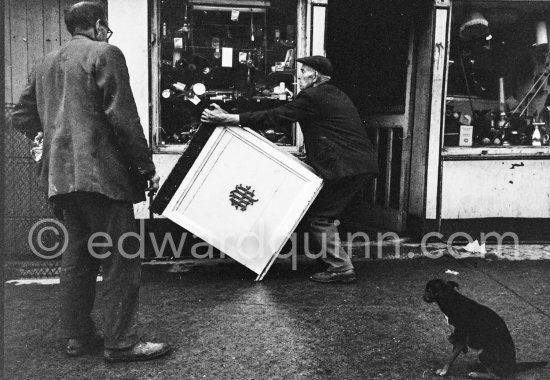 Man moving furniture. Dublin 1963. - Photo by Edward Quinn