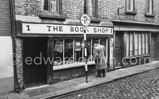 A secondhand book shop, Eden Quay. Dublin 1963. - Photo by Edward Quinn