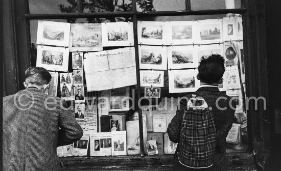 A secondhand book and print shop, Eden Quay. Dublin 1963. Published in Quinn, Edward. James Joyces Dublin. Secker & Warburg, London 1974. - Photo by Edward Quinn