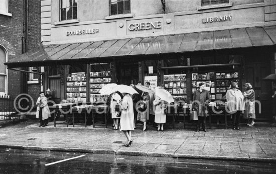 Greene\'s Bookshop, 16 Clare Street. Dublin 1963. - Photo by Edward Quinn