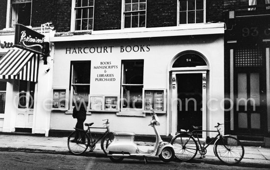 Harcourt Books. Dublin 1963. - Photo by Edward Quinn