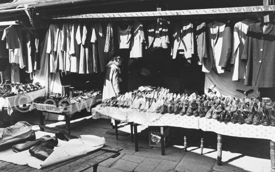 Anglesea Market. A staff in Coles Lane. Dublin 1963. Published in Quinn, Edward. James Joyces Dublin. Secker & Warburg, London 1974. - Photo by Edward Quinn