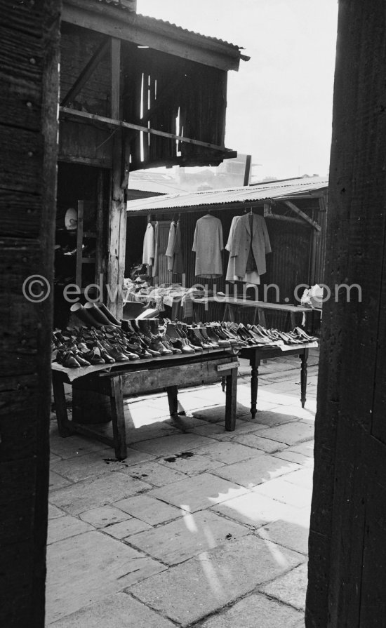 Anglesea Market. A staff in Coles Lane. Dublin 1963. - Photo by Edward Quinn