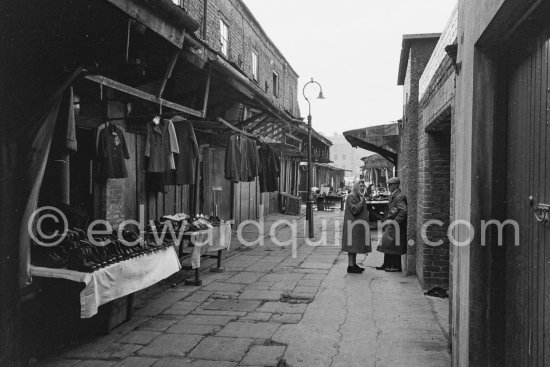 Anglesea Market, Dublin\'s secondhand market in a laneway off Moore Street. Dublin 1963. - Photo by Edward Quinn