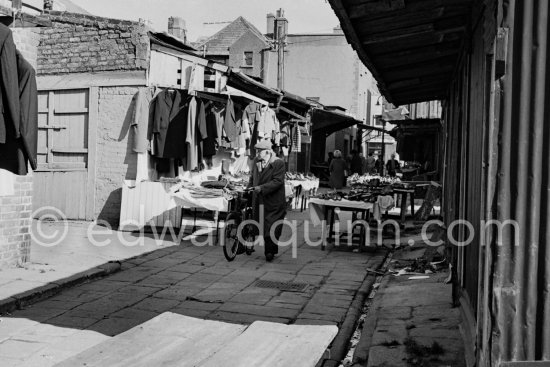 Anglesea Market, Dublin\'s secondhand market in a laneway off Moore Street. Dublin 1963. - Photo by Edward Quinn