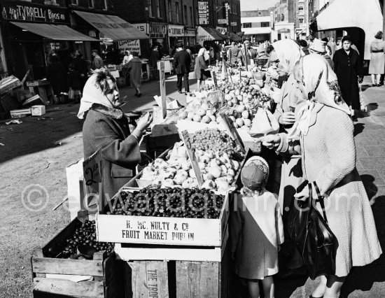 Fruit market stall. Dublin 1963. - Photo by Edward Quinn