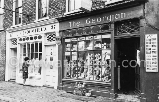 The Georgian, Tabacconist. Dublin 1963. - Photo by Edward Quinn