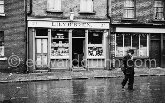 Lily O\'Brien. Housghold goods shop. Dublin 1963. - Photo by Edward Quinn