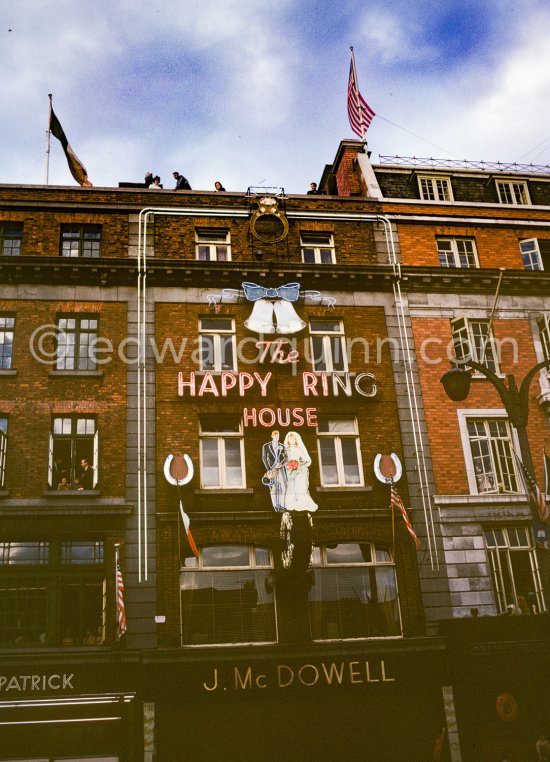 The happy ring house. O\'Connell Street. Dublin 1963. - Photo by Edward Quinn