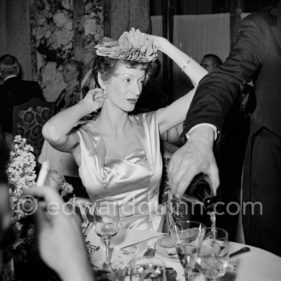 Gianni Agnelli\'s wife Marella, Princess Caracciolo. New Year’s Eve dinner. Monte Carlo 1953. - Photo by Edward Quinn