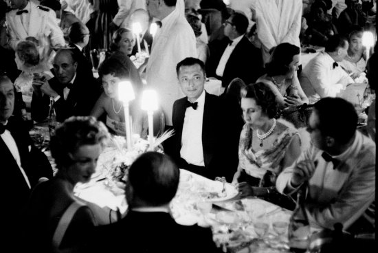 Gianni Agnelli, opposite his wife Marella, Princess Caracciola. Gala at Sporting d’Eté, Monte Carlo 1959. - Photo by Edward Quinn