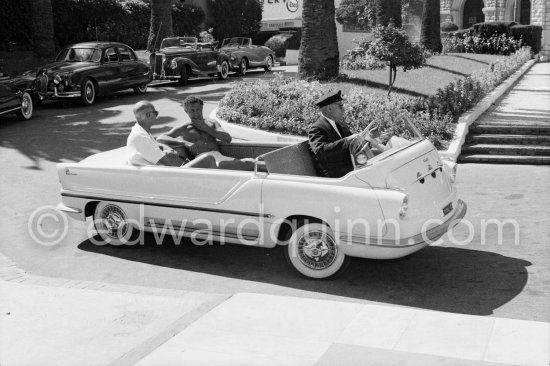 Gianni Agnelli in swimming shorts. With a friend near his Riviera home, Monte Carlo 1958. Cars: 1956 Fiat 600 Multipla Torpedo Marina Carrozzeria Boano. Background from right: Sunbeam Talbot drophead (same model, though one pictured is right-hand drive, used by Grace Kelly in Hitchcock's "To Catch a Thief"); 1951 Mercedes-Benz 220 Cabriolet A; 1955-58 Jaguar 2.4 Mark 1; 1956-62 Simca Aronde Océane - Photo by Edward Quinn