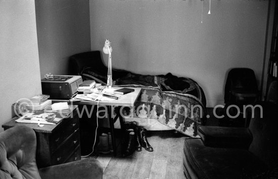 At Francis Bacon's house, 7, Reece Mews, London SW7, 1979. - Photo by Edward Quinn