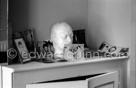 The mask of William Blake in a corner of Francis Bacon's studio (7, Reece Mews, London SW7) 1978. - Photo by Edward Quinn