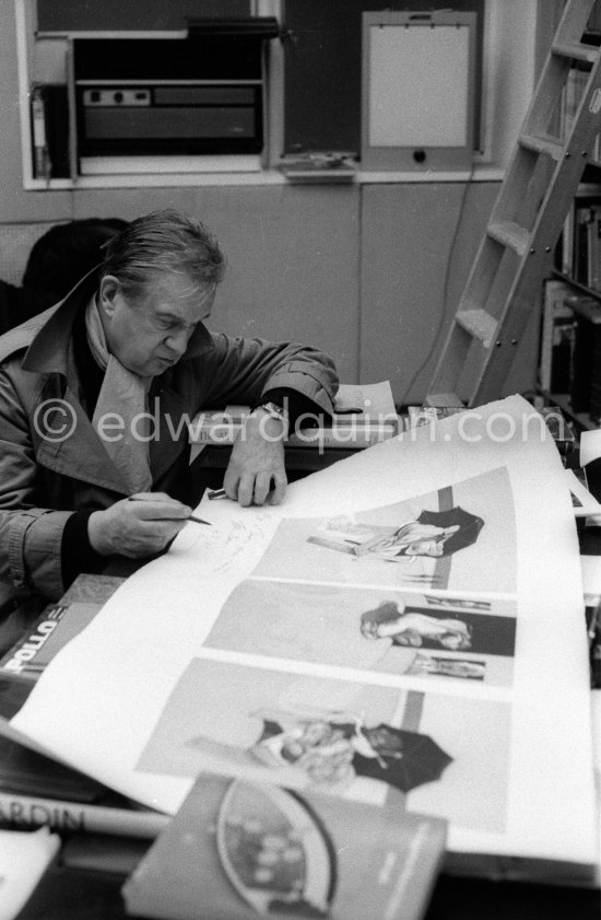 Francis Bacon signing etching "Metropolitan Triptych" at Marlborough Gallery London 1981. - Photo by Edward Quinn