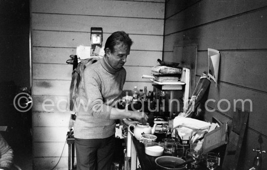 Francis Bacon at his Reece Mews kitchen. London 1978. - Photo by Edward Quinn