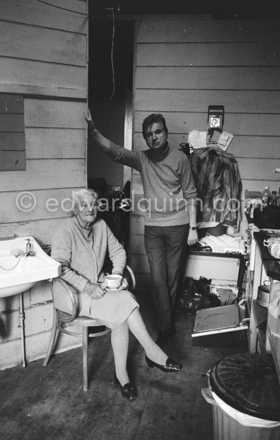 Francis Bacon at his Reece Mews kitchen with his cleaning lady Jean Ward. London 1979. - Photo by Edward Quinn