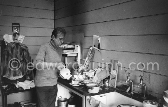 Francis Bacon at his Reece Mews kitchen with his cleaning lady Jean Ward. London 1979. - Photo by Edward Quinn