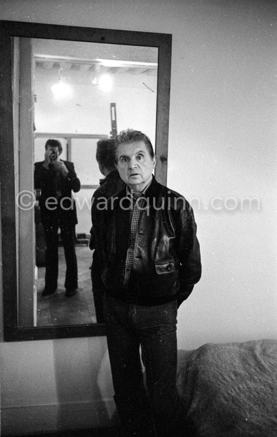 Francis Bacon at his studio in Paris, rue de Birague, 1979. Edward Quinn in the mirror. - Photo by Edward Quinn