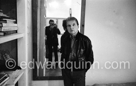 Francis Bacon at his studio in Paris, rue de Birague, 1979. Edward Quinn in the mirror. - Photo by Edward Quinn