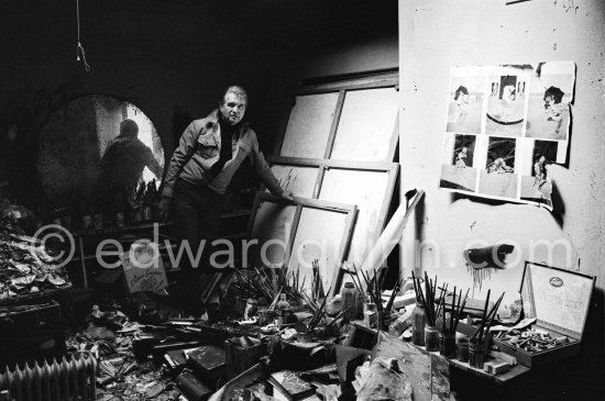 Francis Bacon at his London studio in 1980. It was removed in 1998 and relocated with all its contents at Dublin City Gallery The Hugh Lane. - Photo by Edward Quinn