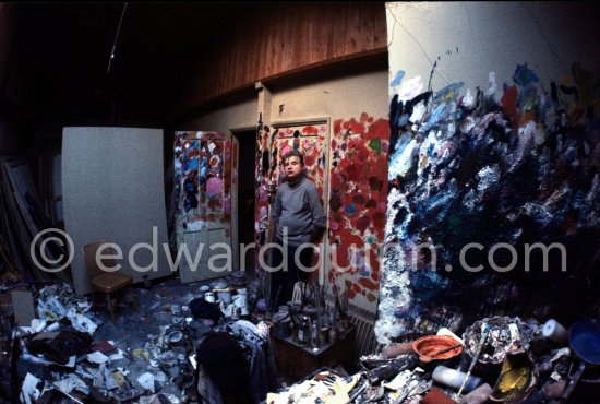 Francis Bacon at his Reece Mews studio. London 1980. - Photo by Edward Quinn