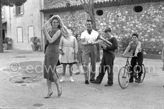 Brigitte Bardot and Richard Todd. Nice 1956. - Photo by Edward Quinn