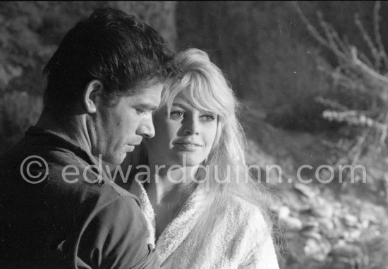 Brigitte Bardot and Stephen Boyd during filming of "Les bijoutiers du clair de lune" ("The Night Heaven Fell"). Studios de la Victorine, Nice 1958. - Photo by Edward Quinn