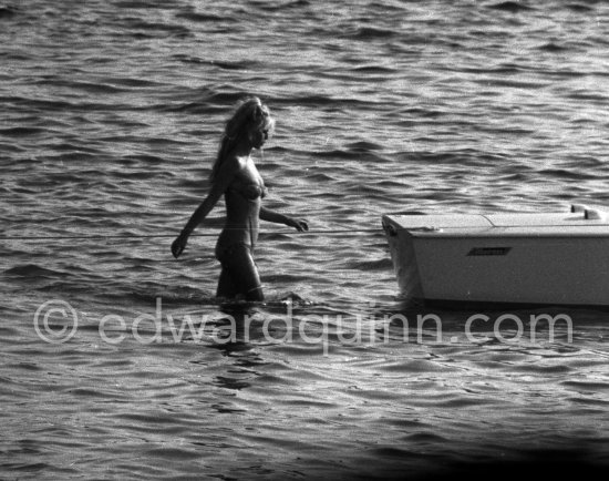 Brigitte Bardot and her Albatross speed boat "Sidonie" near her home "La Madrague". Saint-Tropez 1961. - Photo by Edward Quinn