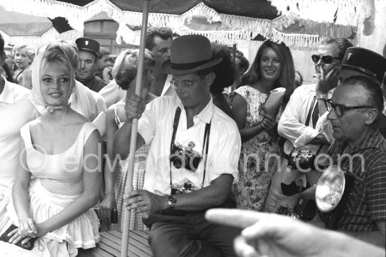 Brigitte Bardot, Belinda Lee and Prince Orsini. Two Leica Cameras. Saint-Tropez 1958. - Photo by Edward Quinn